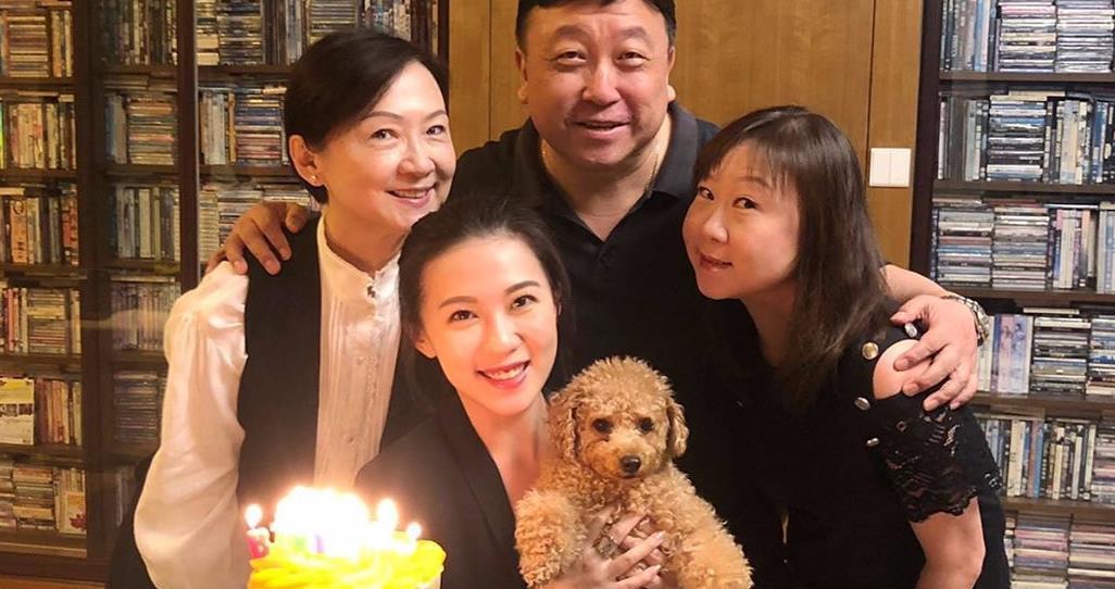 导演王晶女儿发新照片裙子的用材挺节约配文令人遐想