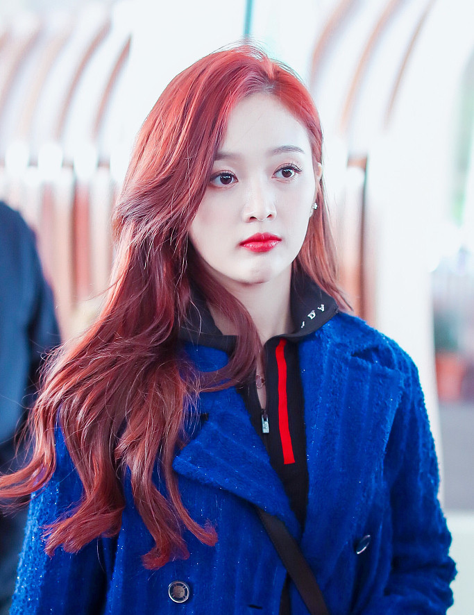 吴宣仪红发甜美红唇欲滴高颜值点亮机场