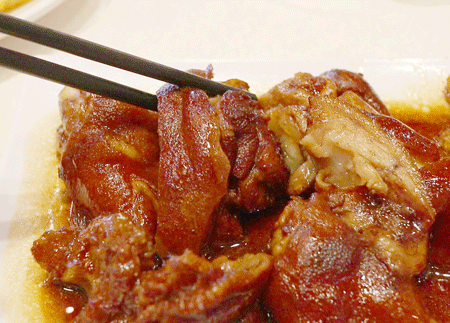 半肥瘦的猪肉猪脚上桌的时候,我全身的细胞都活络起来.