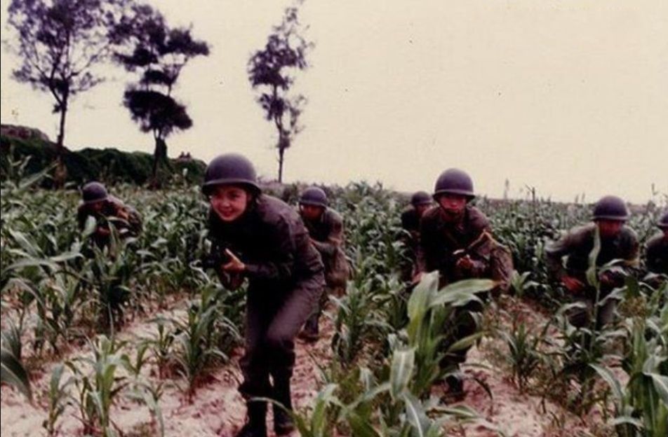 1981年邓丽君劳军老照片,图2在体验军旅生活,图4穿白体恤很清纯