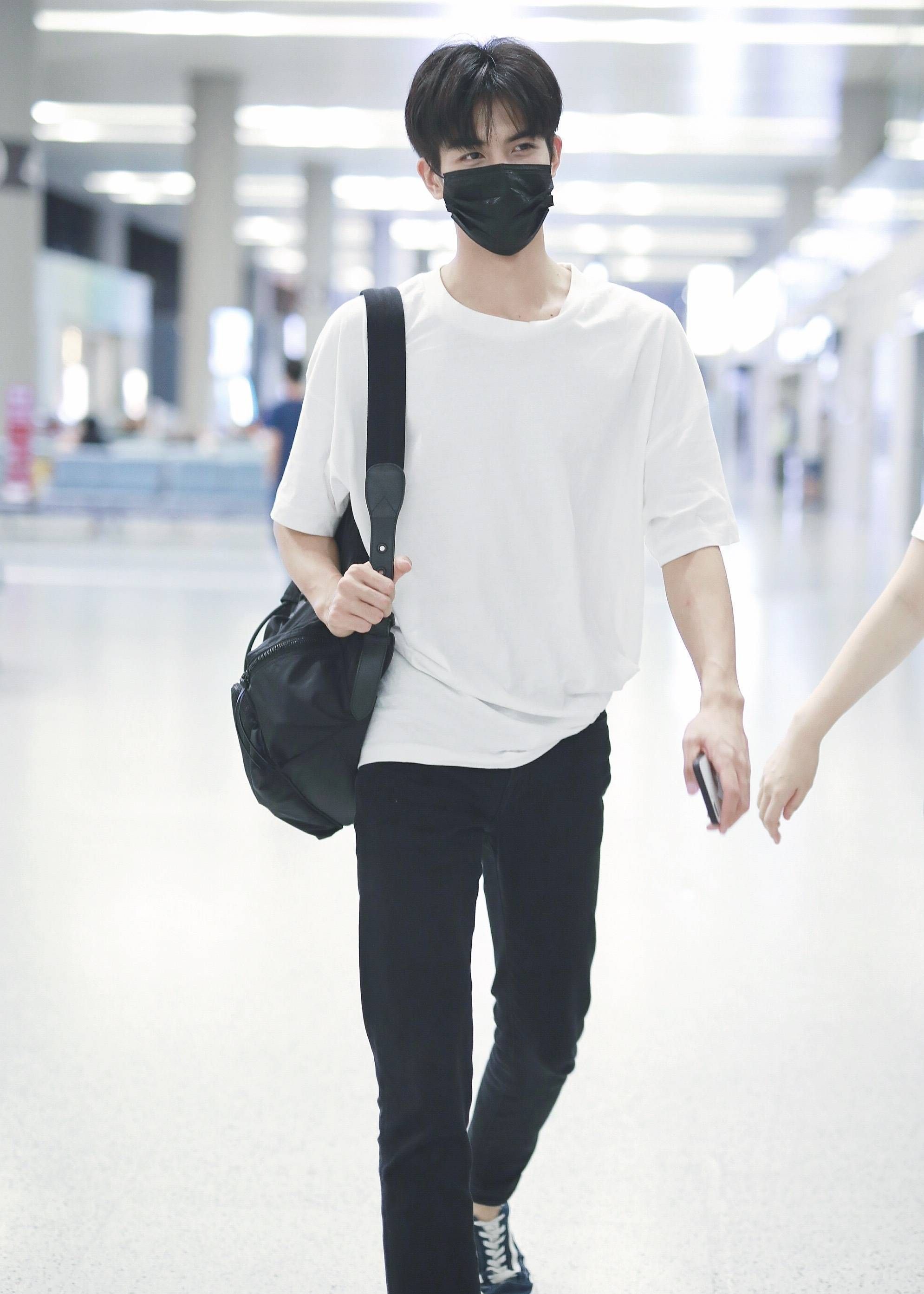 龙龙营业了宋威龙最新机场街拍眼神里满是宠溺太苏了