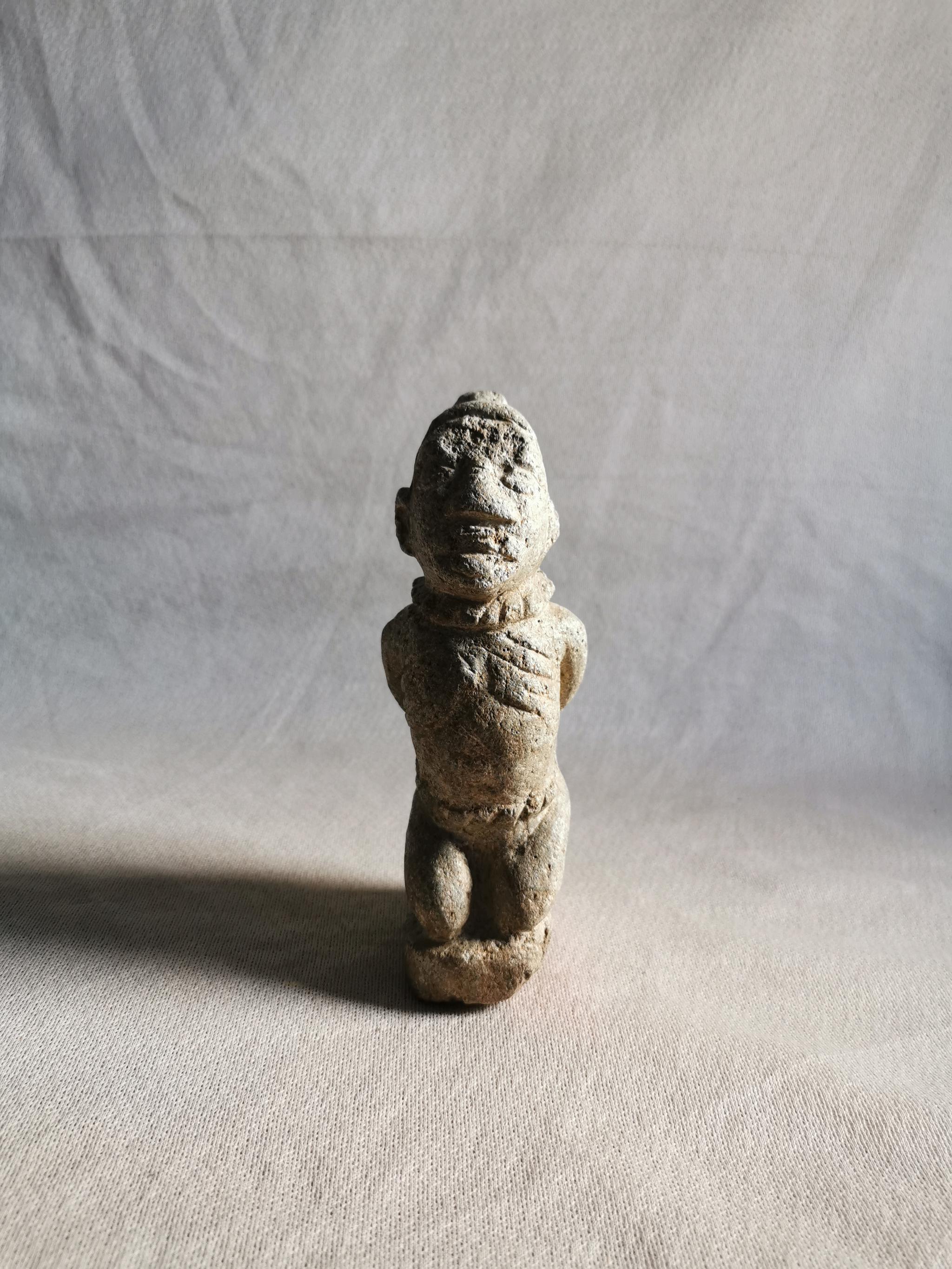 战国或汉代石雕奴隶反绑双手跪像