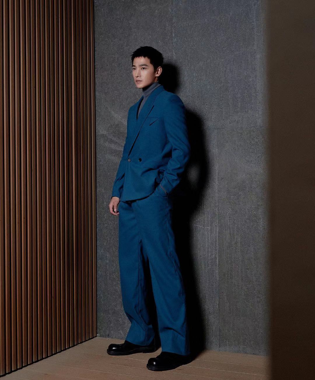 当天合影的时候,杨洋和朱正廷都穿了皮鞋,而成龙和艾伦穿的都是运动鞋