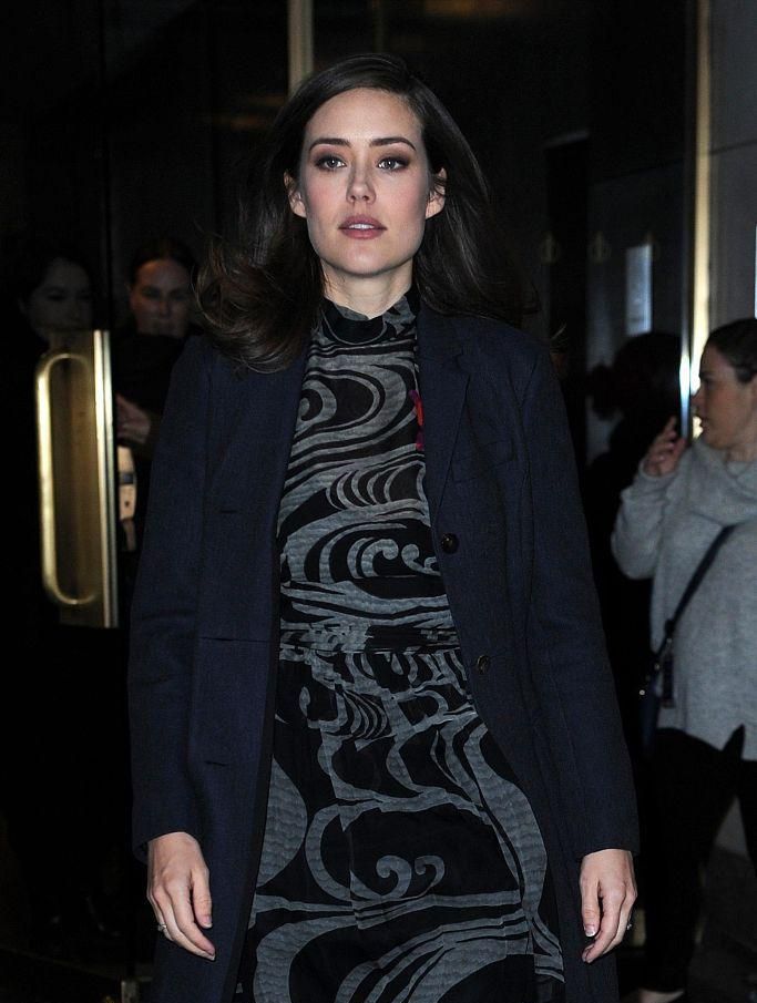 梅根·布恩前往录制节目,穿个性印花长裙高冷范十足|梅根·布恩|印花