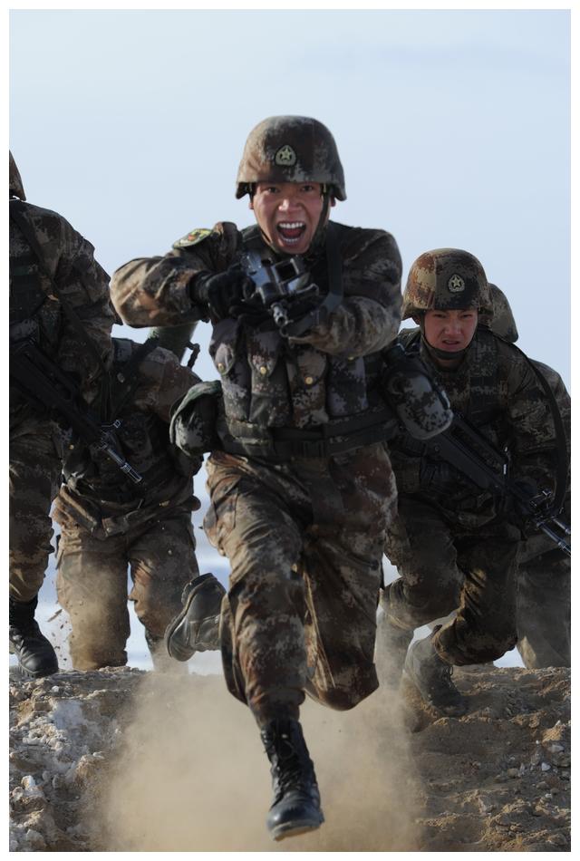 官兵们冒着严寒进行军事训练,血性十足,虎虎生威.