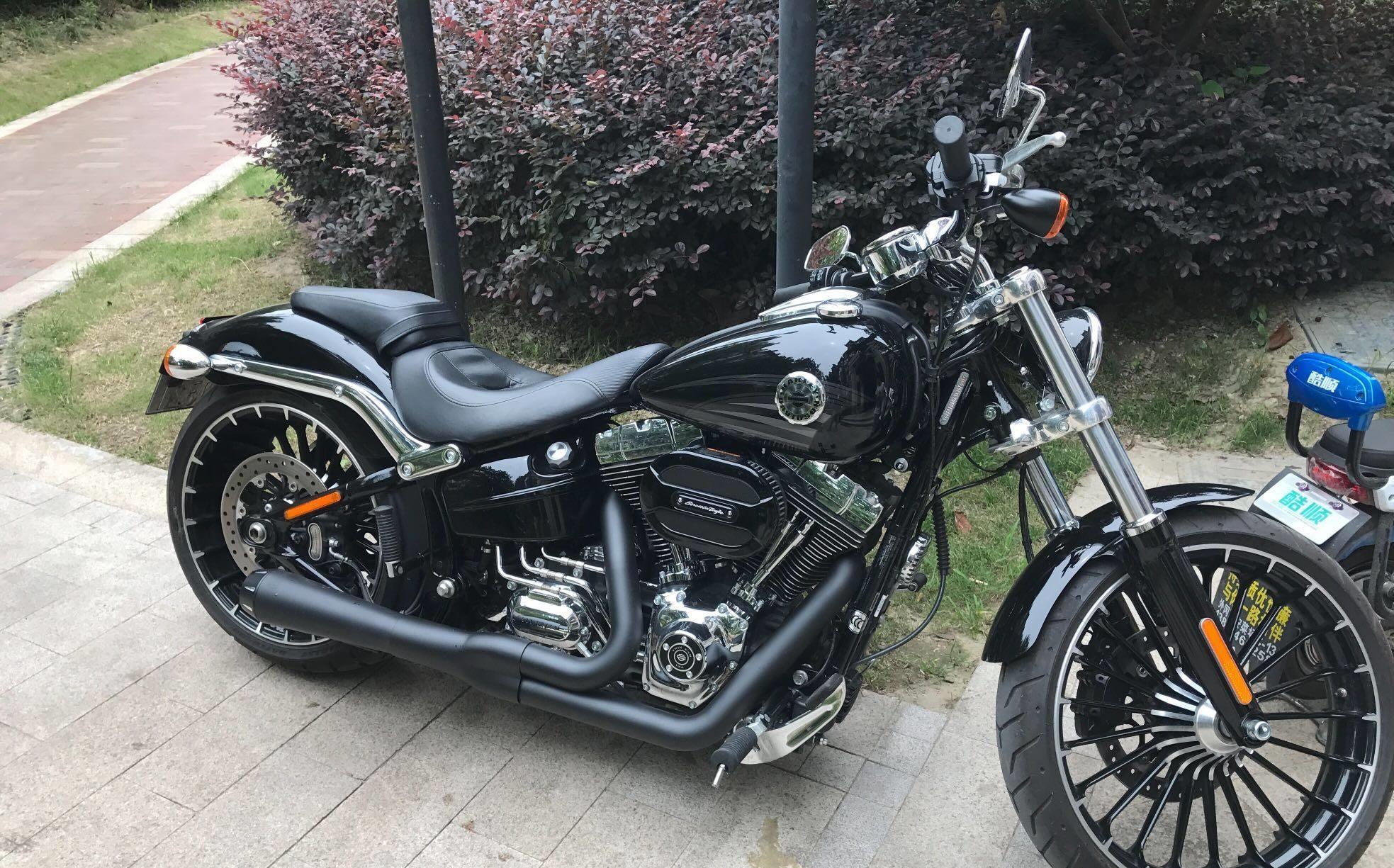我厌倦摩托的时候,哈雷肥仔240的大轮胎,1868的排量吸引了我-新浪汽车