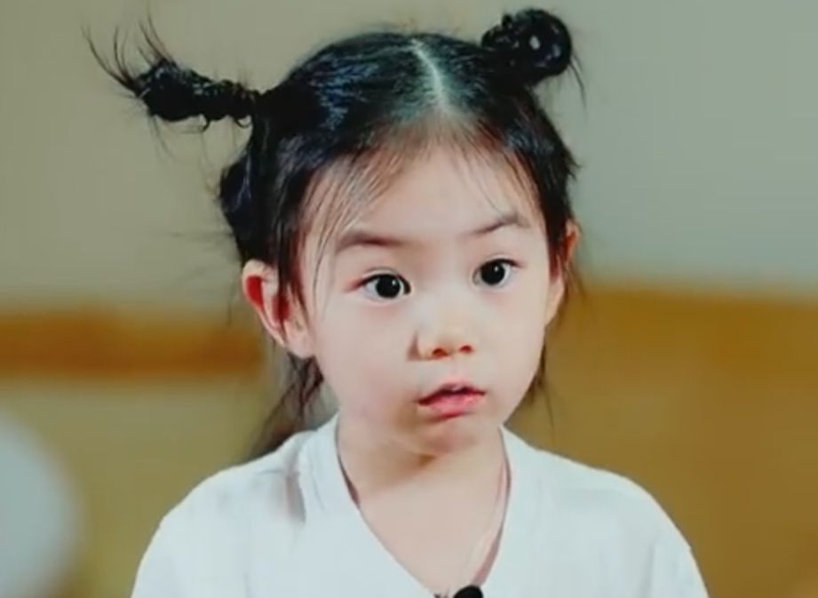 戚薇女儿lucky秒变3套装网友绝对是最时尚的宝宝