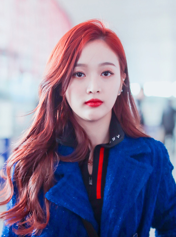 吴宣仪红发甜美红唇欲滴高颜值点亮机场