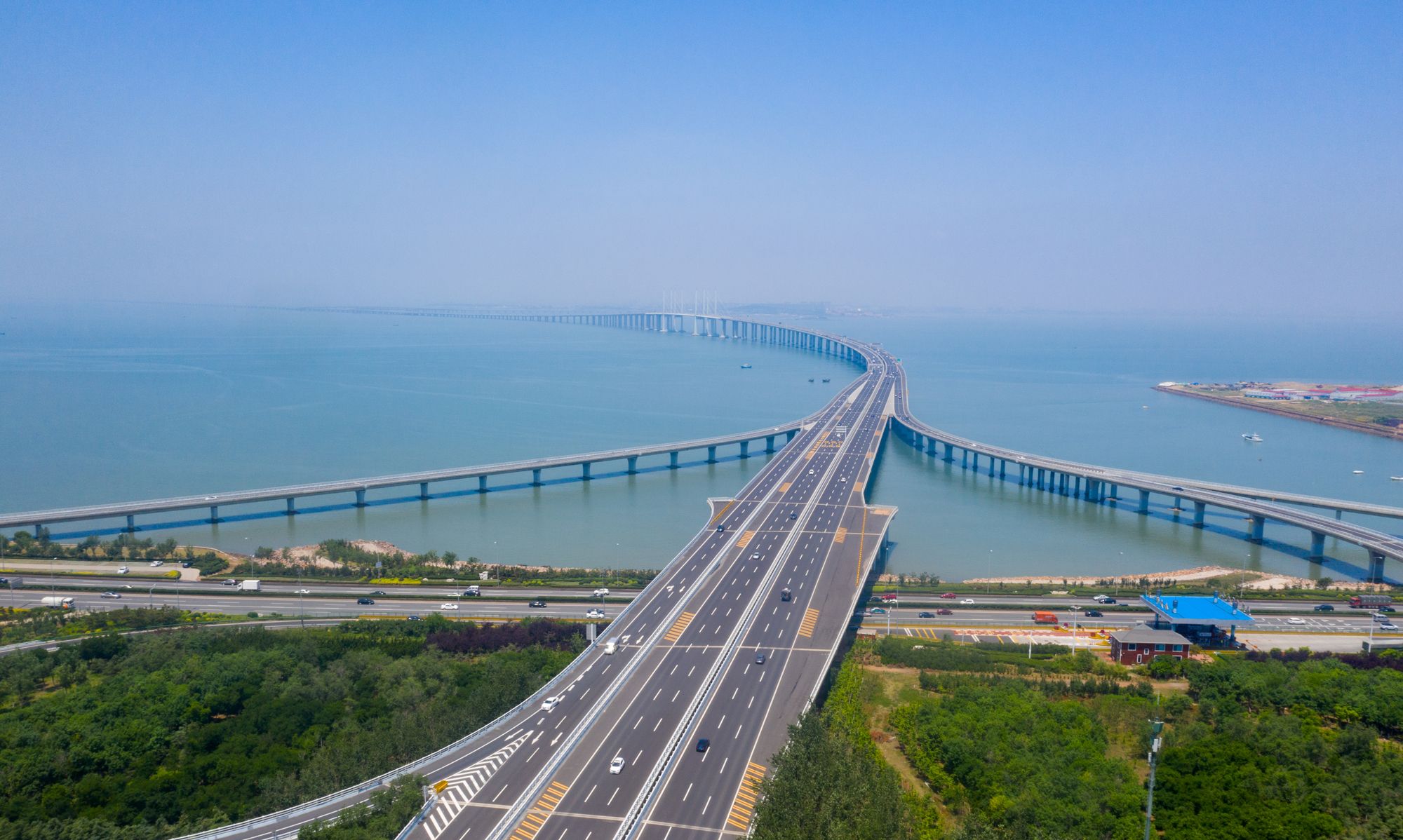 航拍青岛胶州湾跨海大桥长龙卧波美如画曾是世界最长跨海大桥