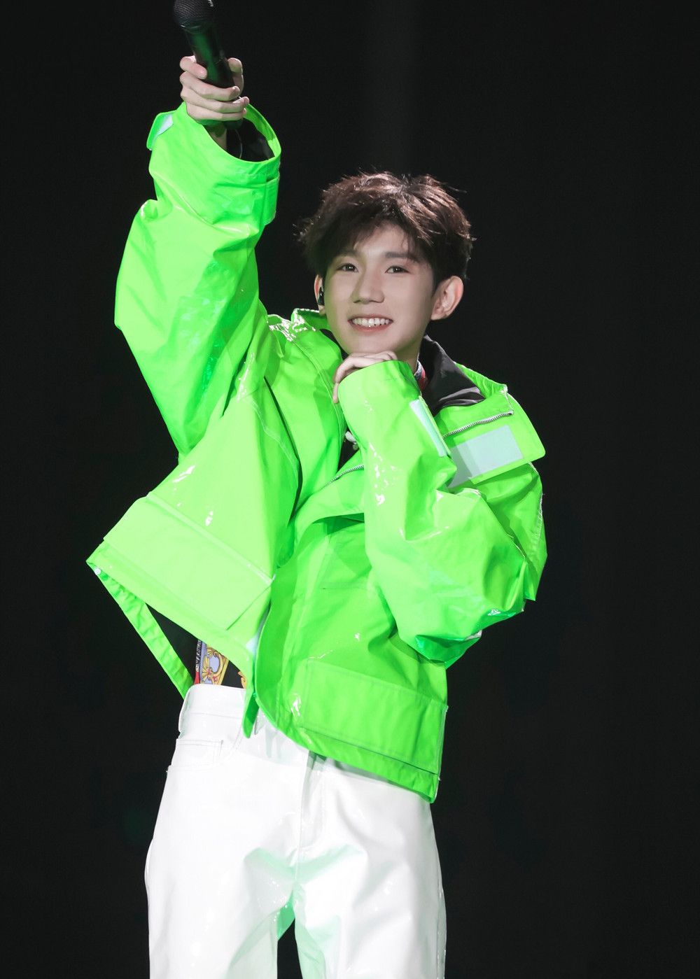 王源和应援色的青草绿最配,这才是打开壁纸的正确方式