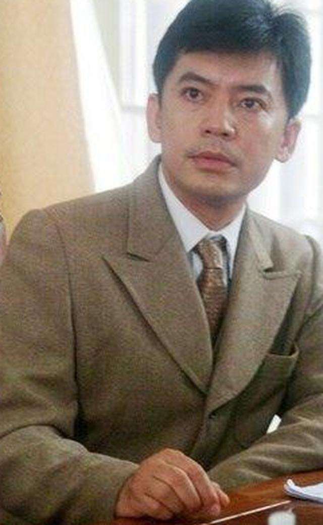 他是《亮剑》中"硬汉"政委,在家竟喜欢做缝缝补补的"小媳妇"|何政军