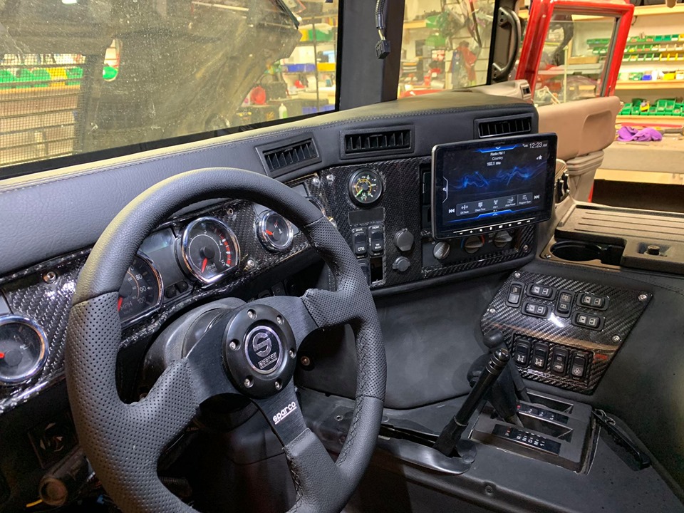 有钱人的大玩具!热血悍马壕改内饰