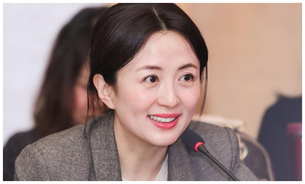 她18岁出道爆红,34岁未婚先孕早产,今44岁与儿子相依为命