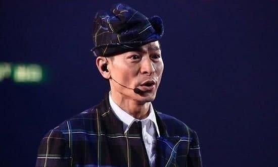 去年1月,刘德华在泰国拍广告堕马受伤,在医院治疗和康复长达八个月