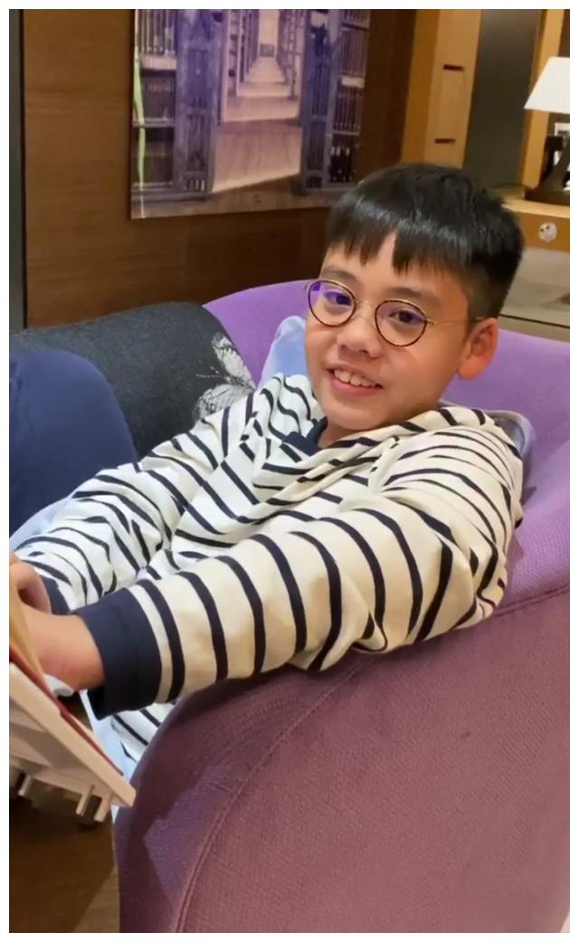 李嘉欣带儿子滑雪晒其正脸9岁儿子捏鼻子变声讲故事萌态十足