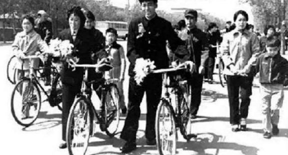 70年代老照片:土坯房茅草屋着实让人心酸,网友:值得一看!