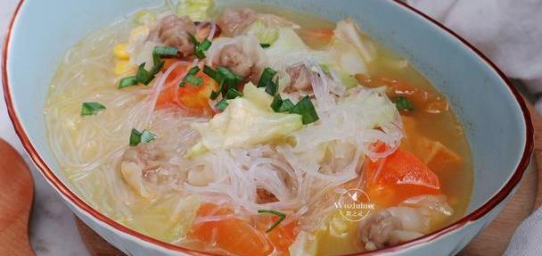 【家常杂烩汤】食材:福州肉燕,粉丝,卷心菜,番茄,胡萝卜,鱼豆腐,玉米