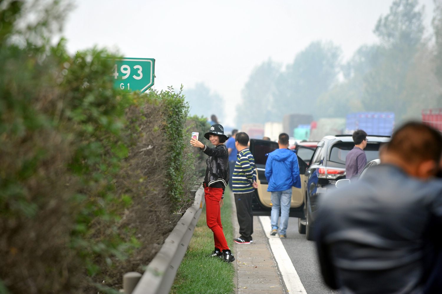 高速免费期间多处变停车场 看看堵车后人们都干啥