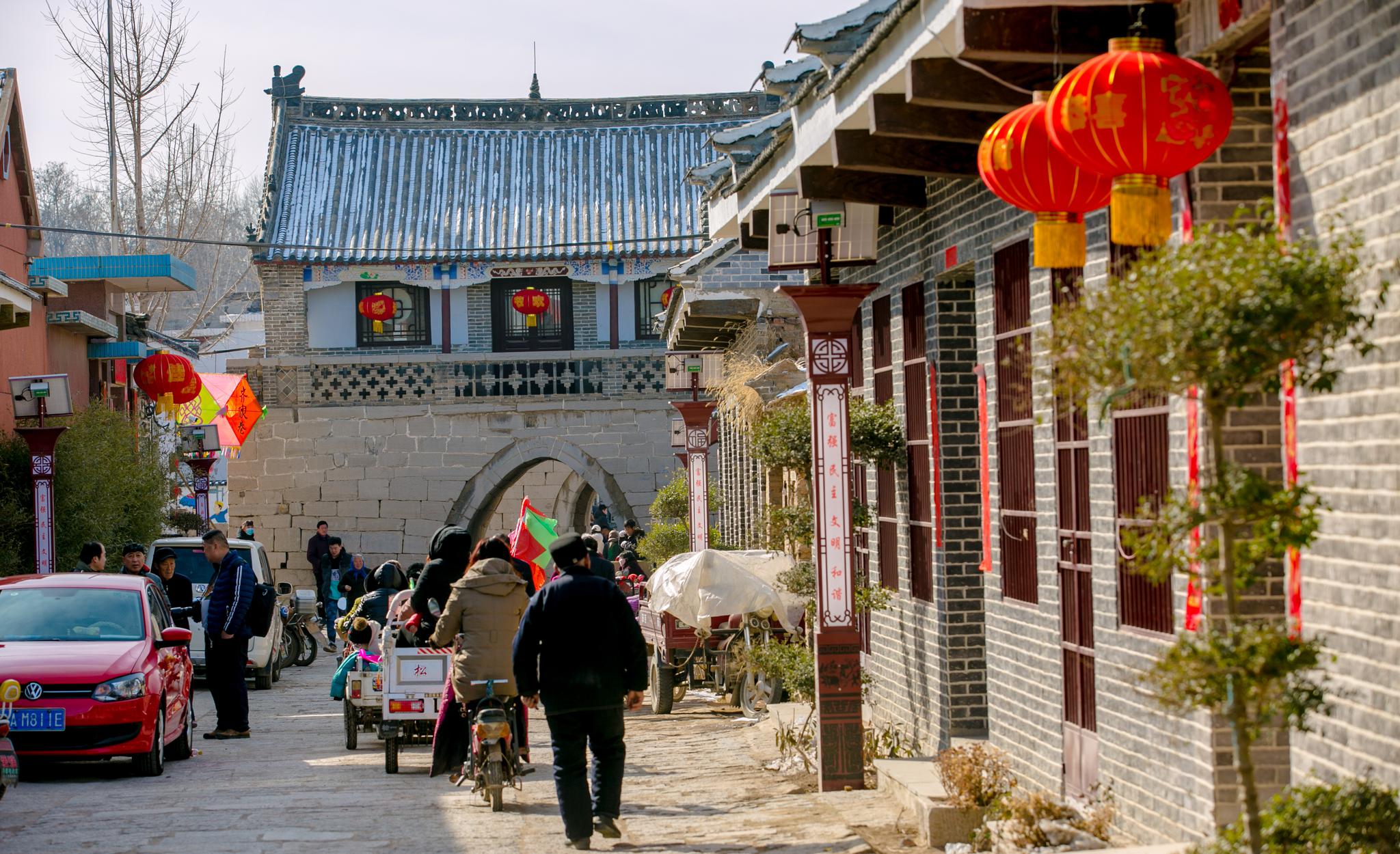 千年古村三德范,在章丘区文祖街道的中部,周围群山环抱,村内溪流纵穿