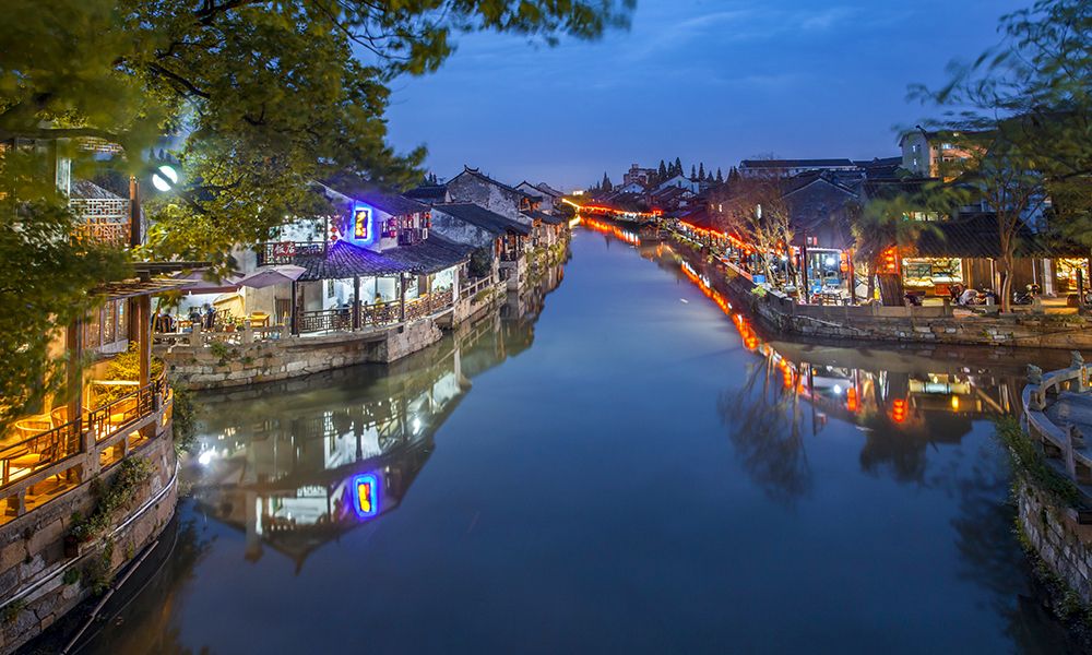 枫泾镇成市于宋,元朝至元十二年(1275年)正式建镇,是一个已有一千五百