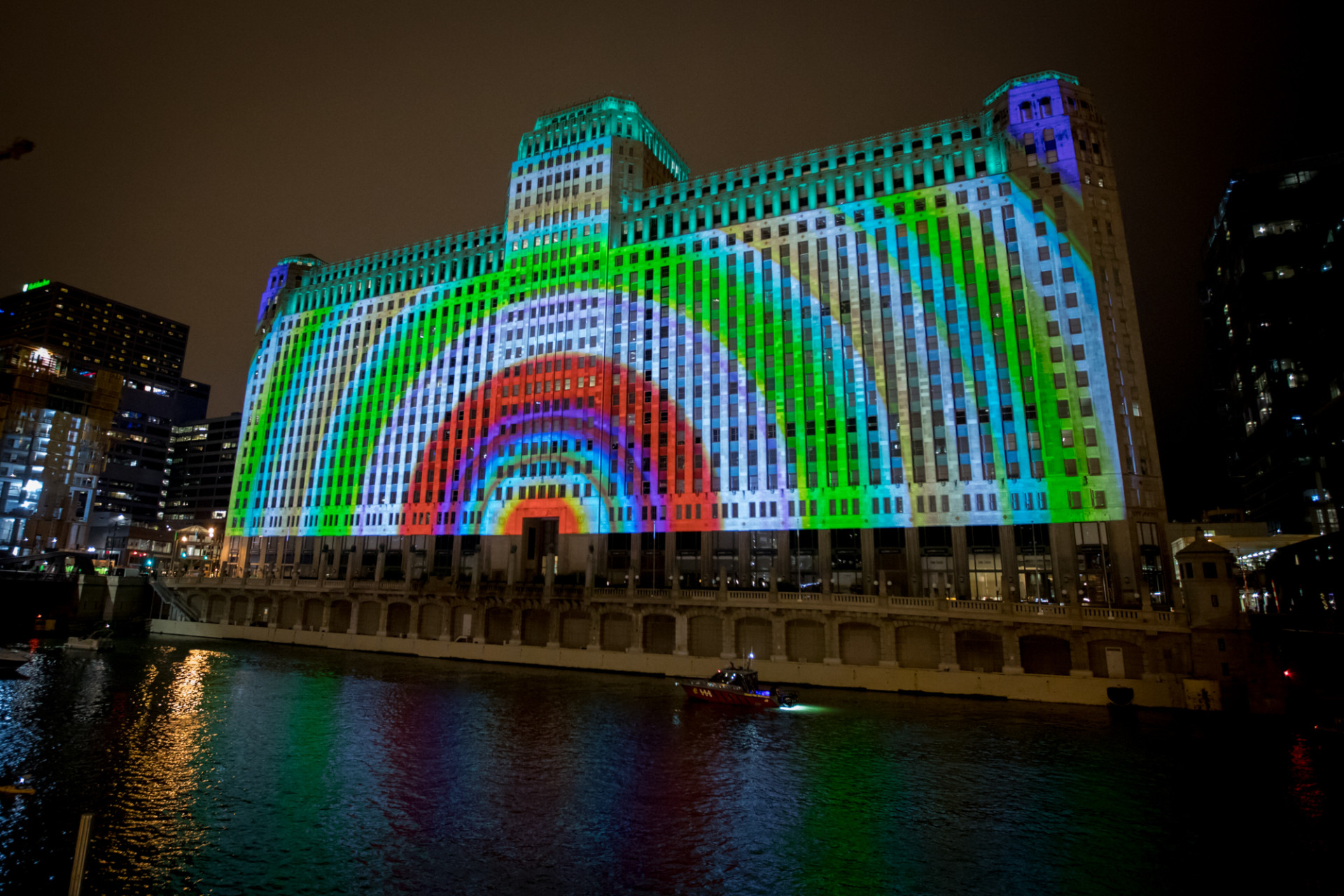 世界上最大的永久数字投影系统,用建筑外墙当幕布,面积1万平米