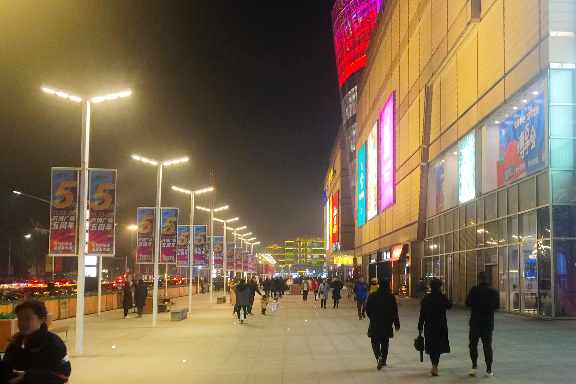 圣诞节前夜的保定街头 商业街3点下班 广场外没圣诞树步行街里的装饰