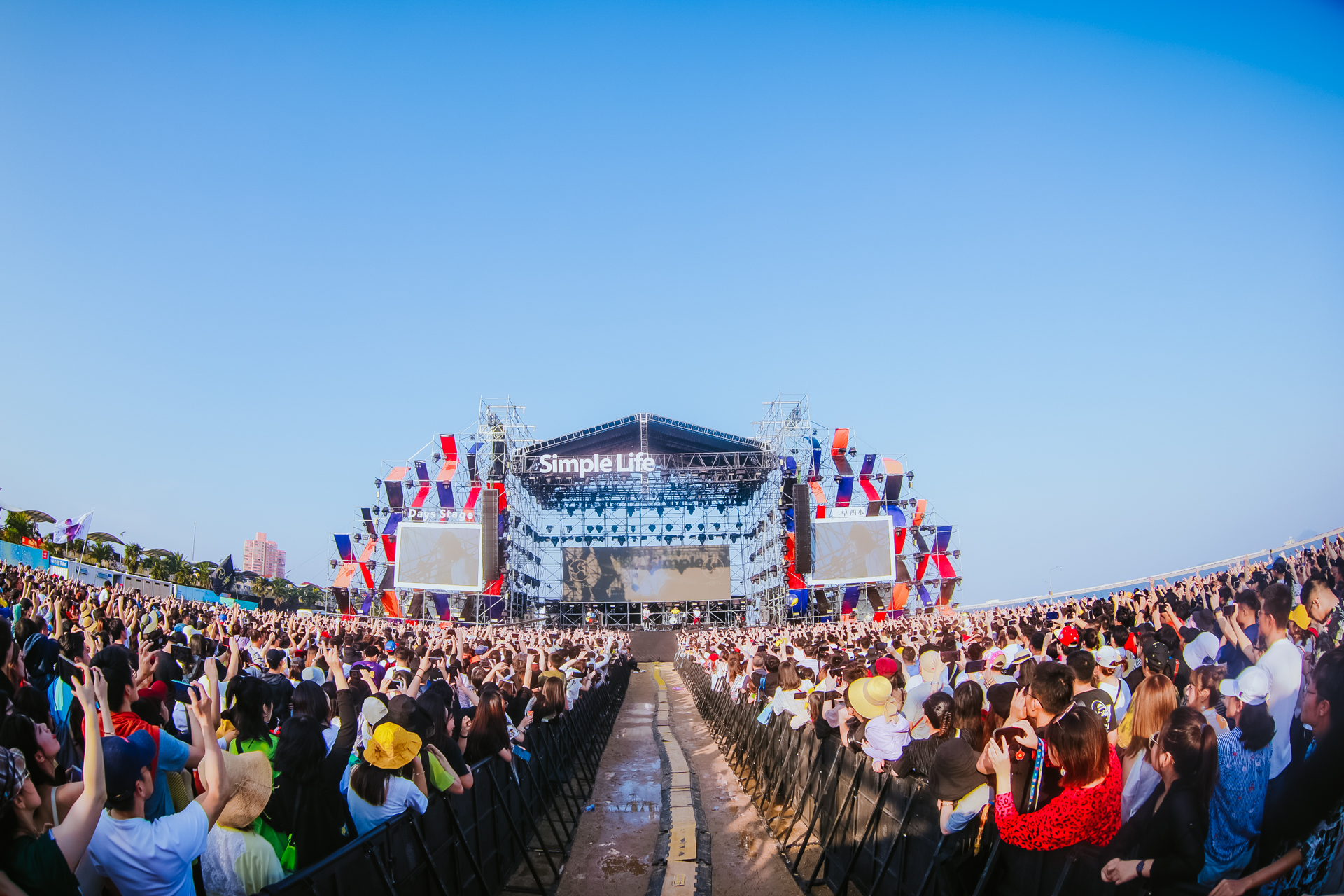 上海简单生活节海边快乐开幕,两万人齐聚狂欢 绚烂烟花璀璨夺目