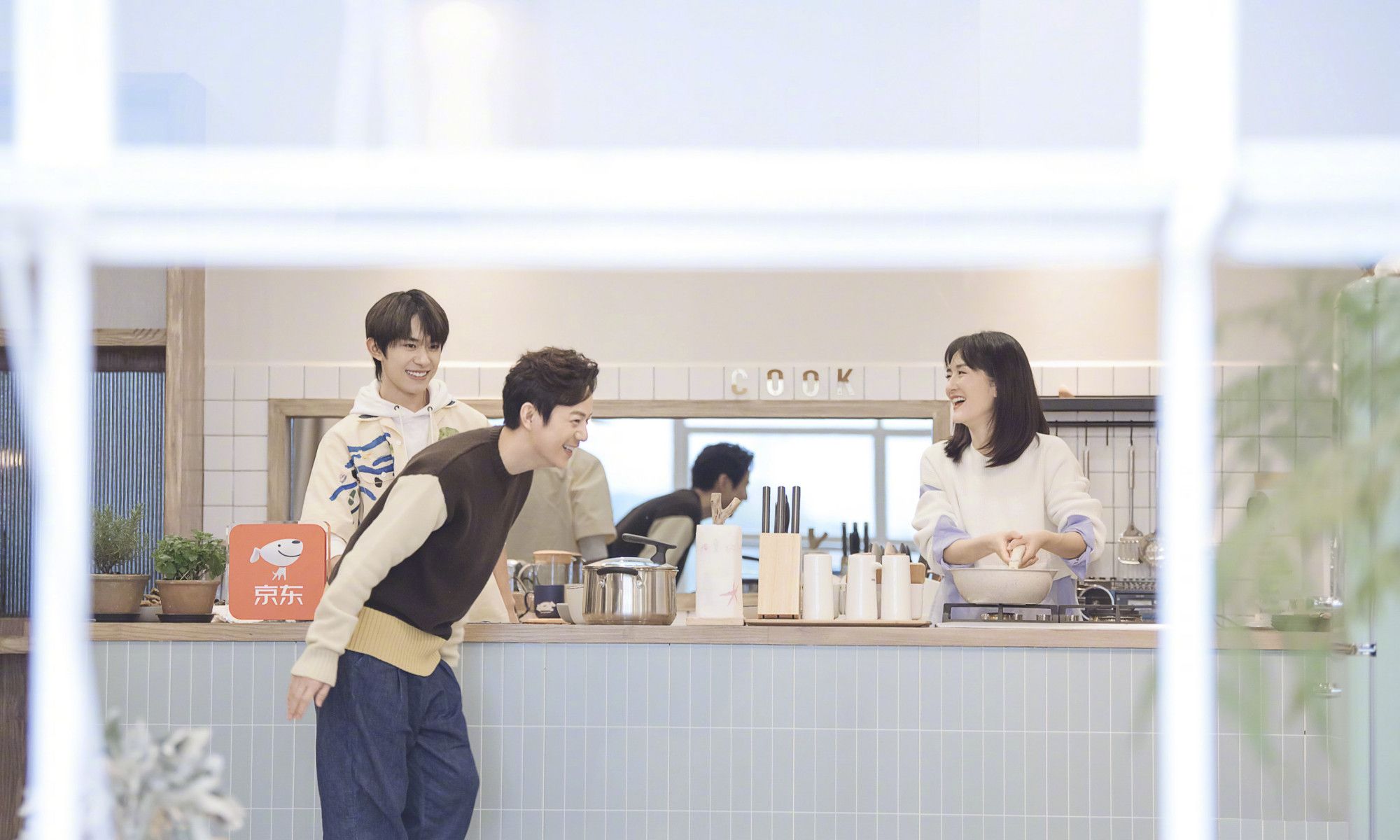 《朋友请听好》已上线,何炅更新照片,画面有点温馨_高清图集_新浪网