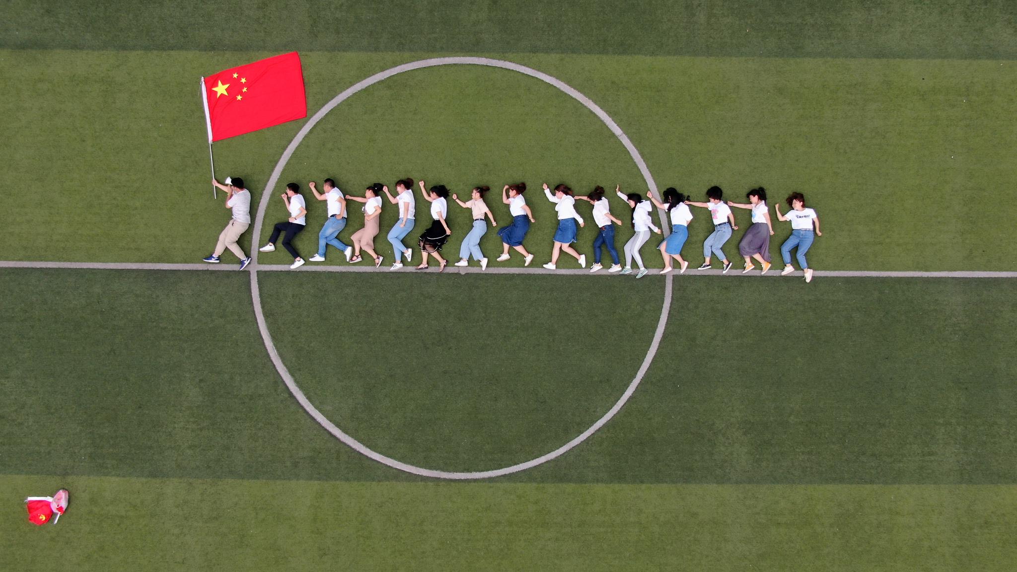 济南小学生玩转航拍创意毕业照|毕业照|郑涛|造型_新浪新闻