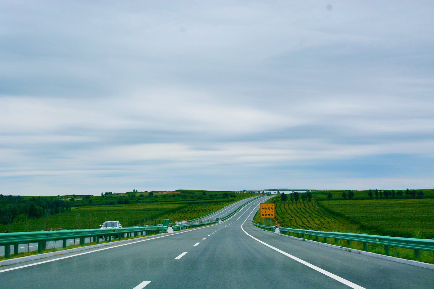海拉尔到科右中旗的绥满高速坐过山车的感觉原创摄影