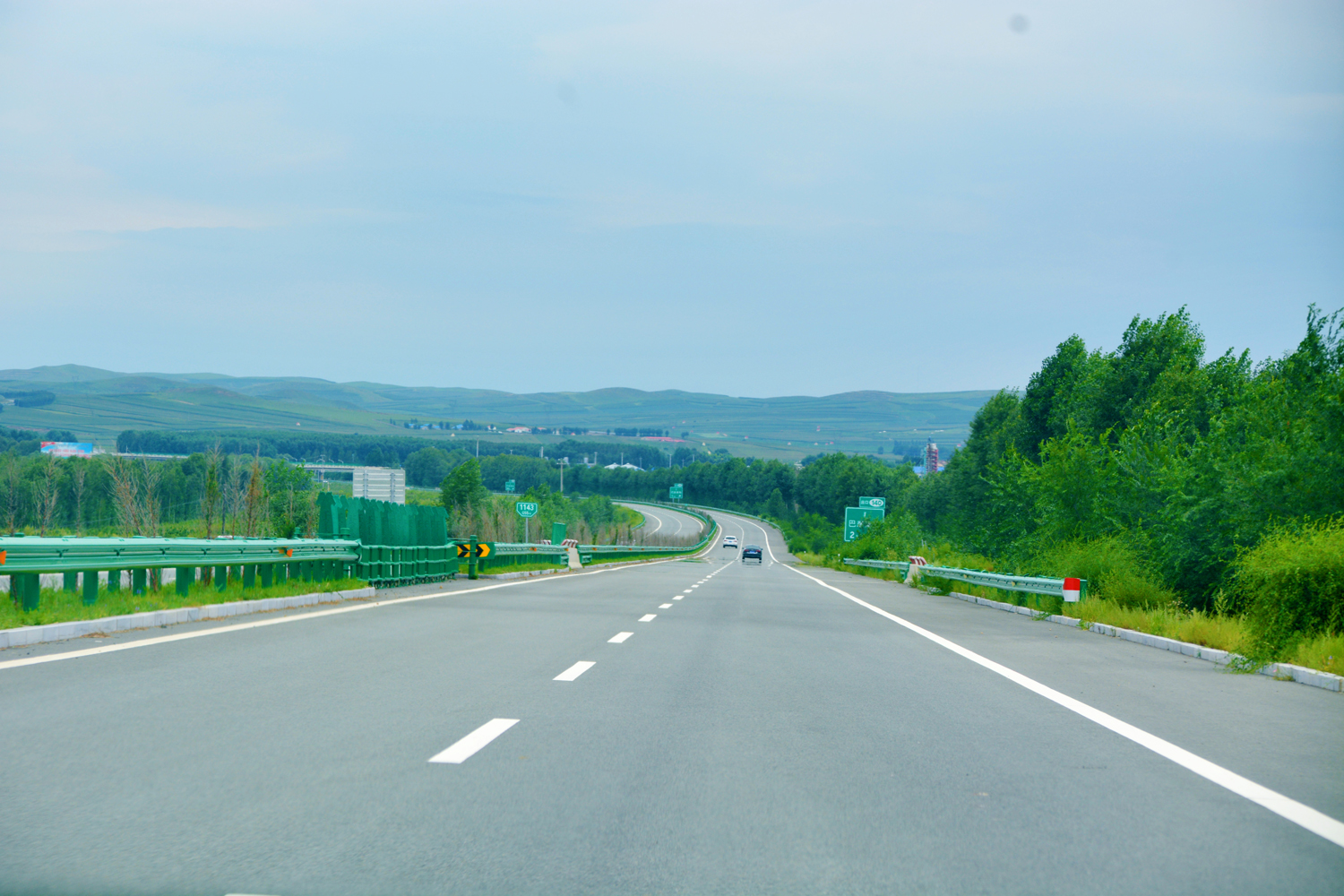 海拉尔到科右中旗的绥满高速坐过山车的感觉原创摄影