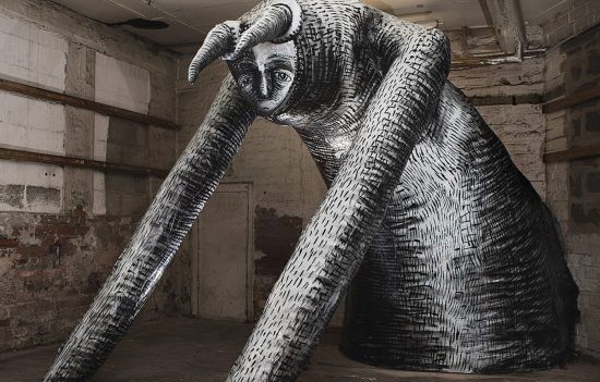 街头艺术家phlegm创作的标志性人物的巨大雕塑