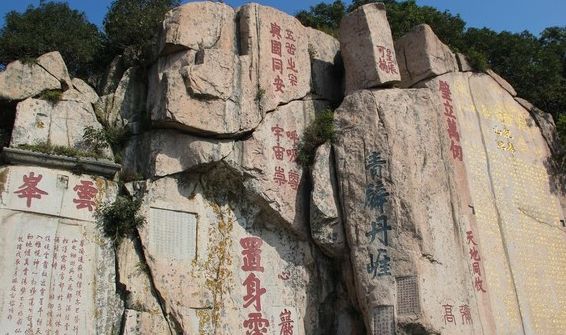 大观峰,位于南天门到玉皇顶之间,本身是一块突出而平整的山石