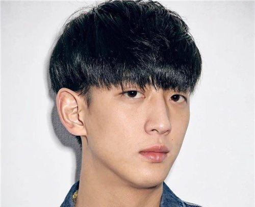 2019男士流行时尚发型男生齐眉平刘海图片