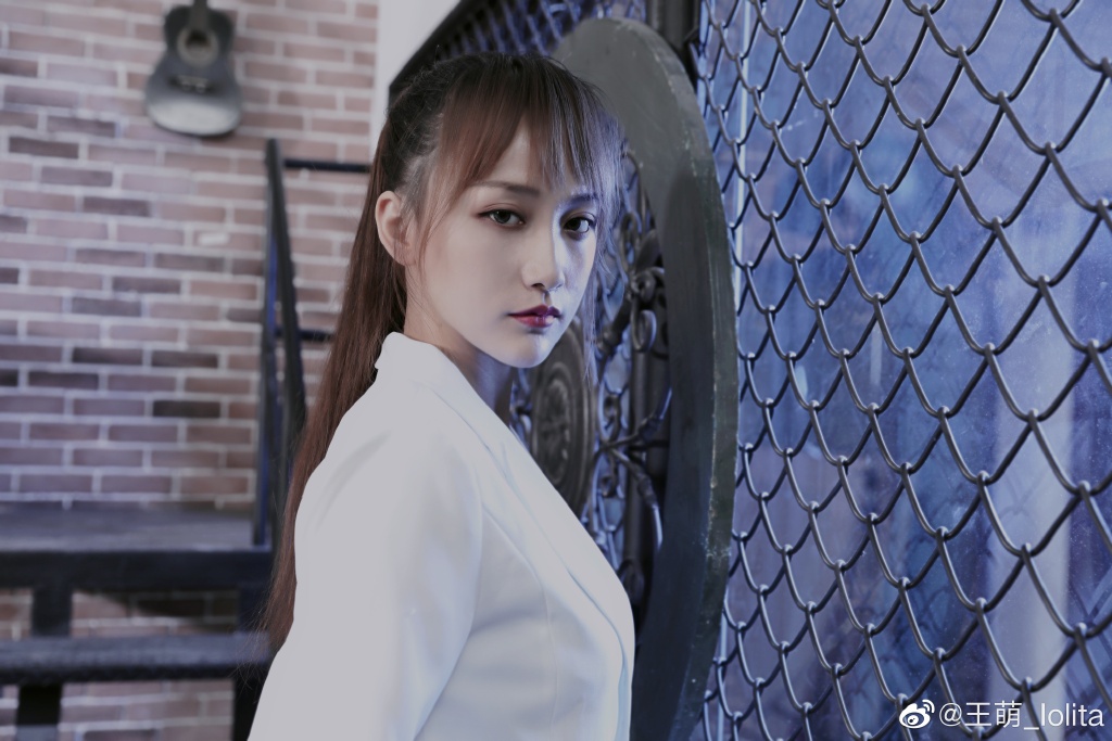 英雄联盟rng美女主持人王萌迷人写真美照