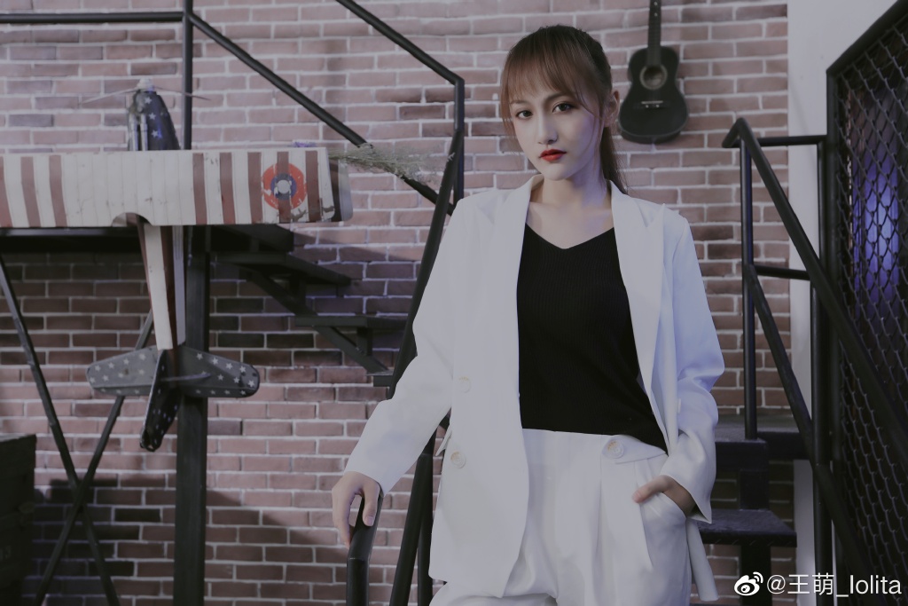 英雄联盟rng美女主持人 王萌迷人写真美照