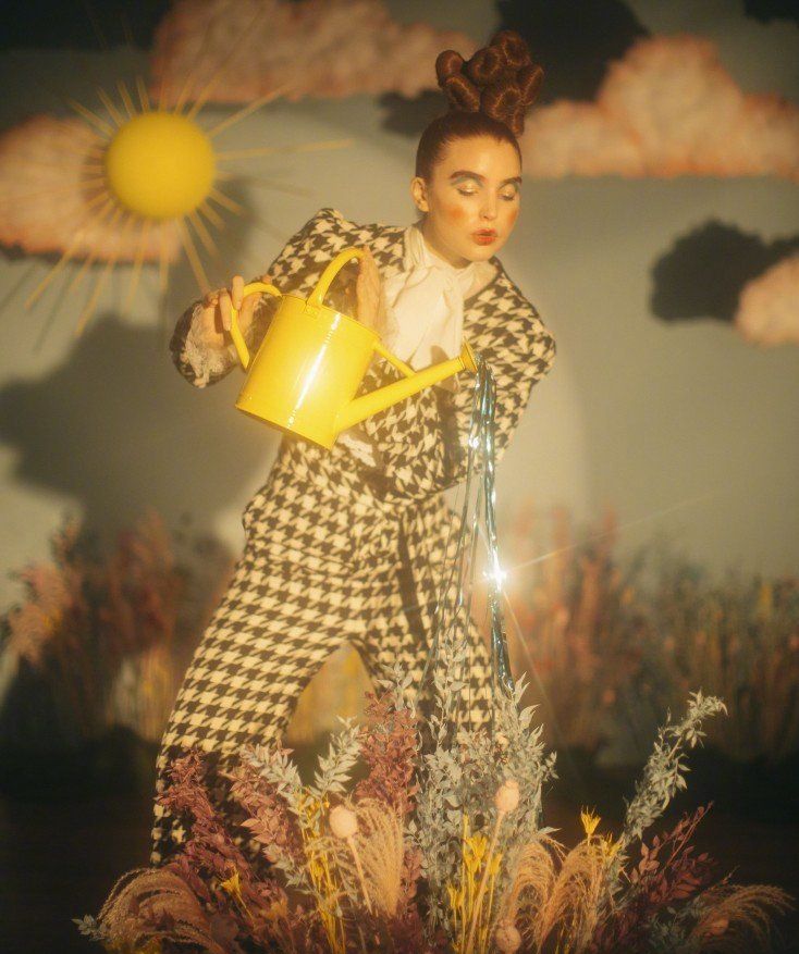 1 / 9 ali michael(阿莉·迈克尔)是著名的时装模特,曾因为了自己的