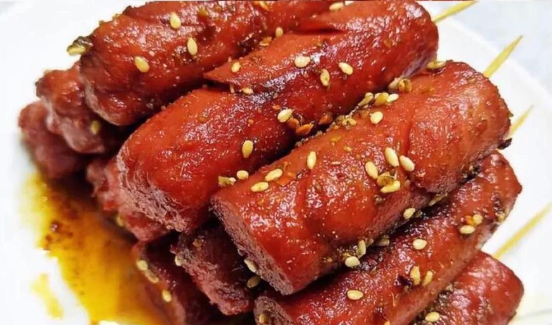 在家自制香辣火腿肠,秒杀街边小吃,几分钟就能做好,干净又卫生