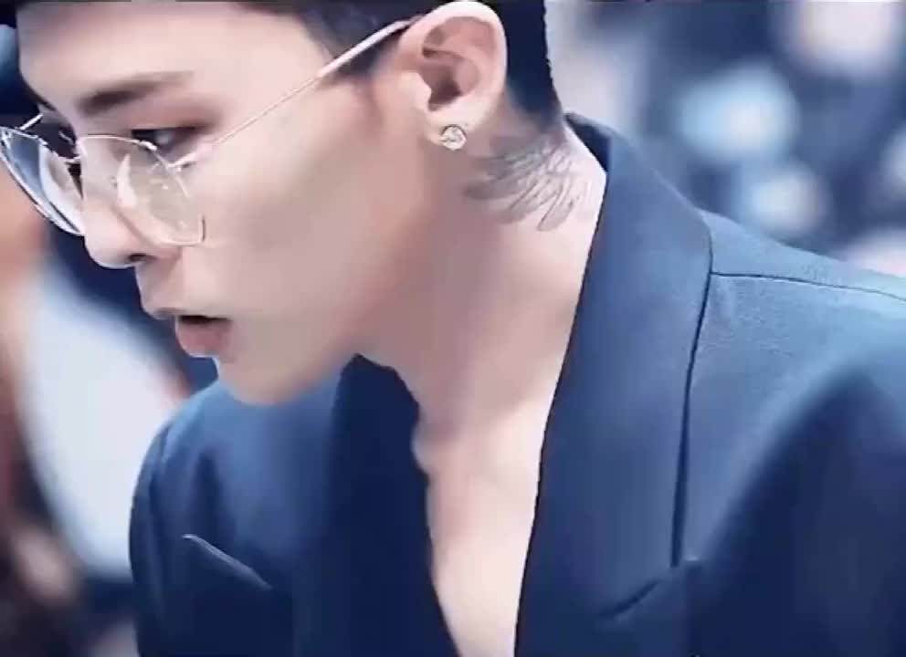 权志龙金丝眼镜开始营业哥哥状态真好