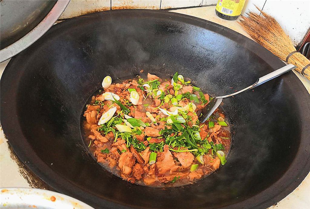 东北农村是怎样吃杀猪菜的大铁锅烀肉煮血肠看着都流口水