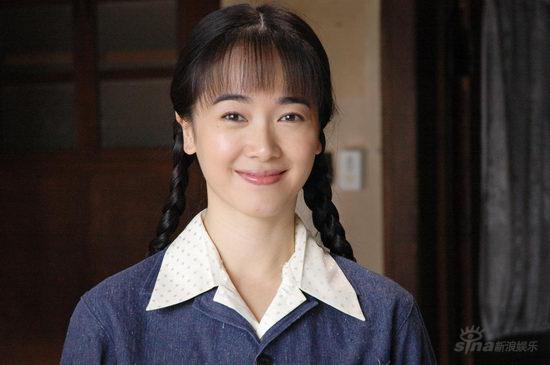 42岁的她越来越开放,继续"倒挂式长开",蜜桃腿更是难得一见