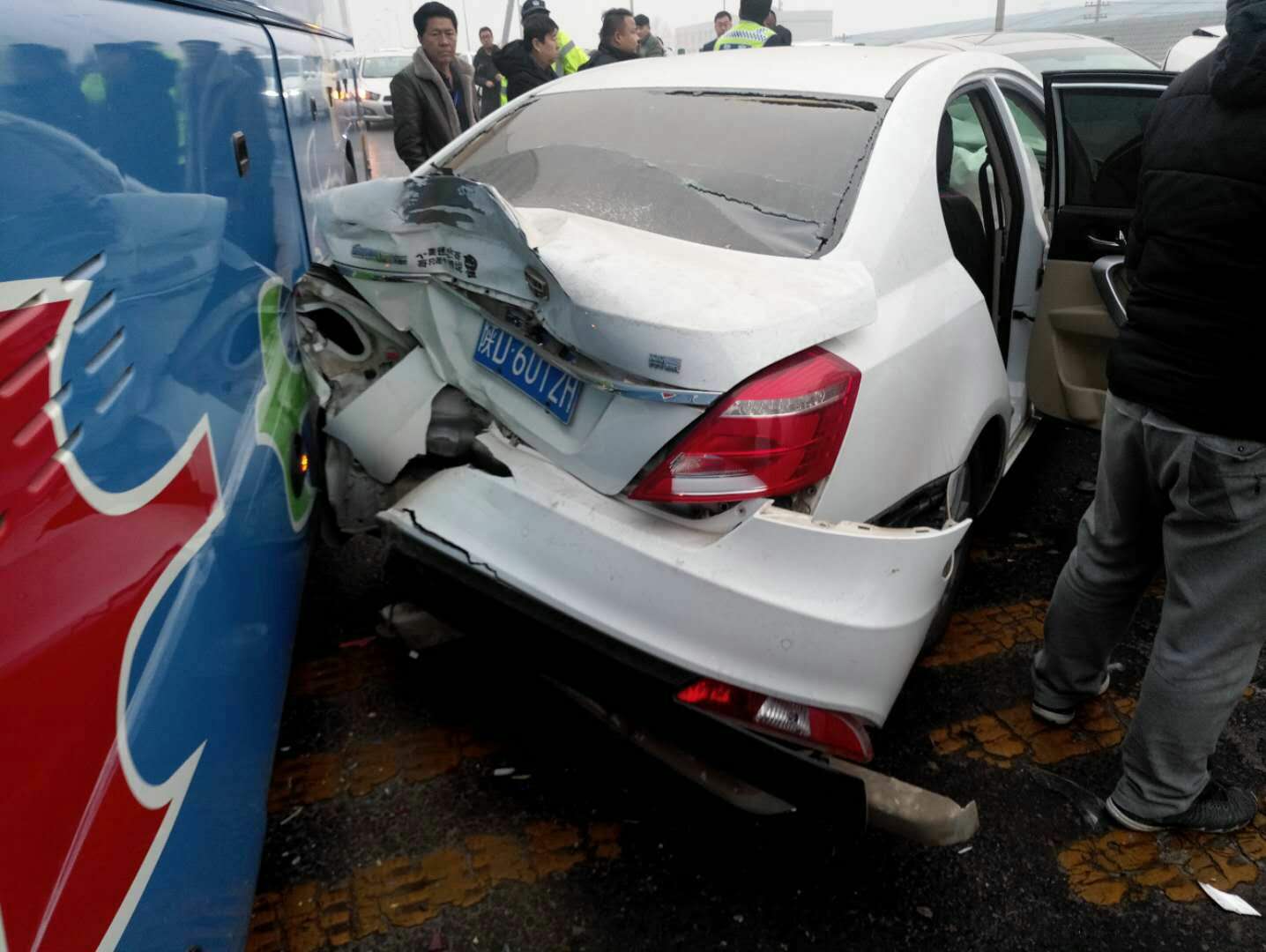 西快速干道发生多车追尾事故,车损严重,现场压车2公里