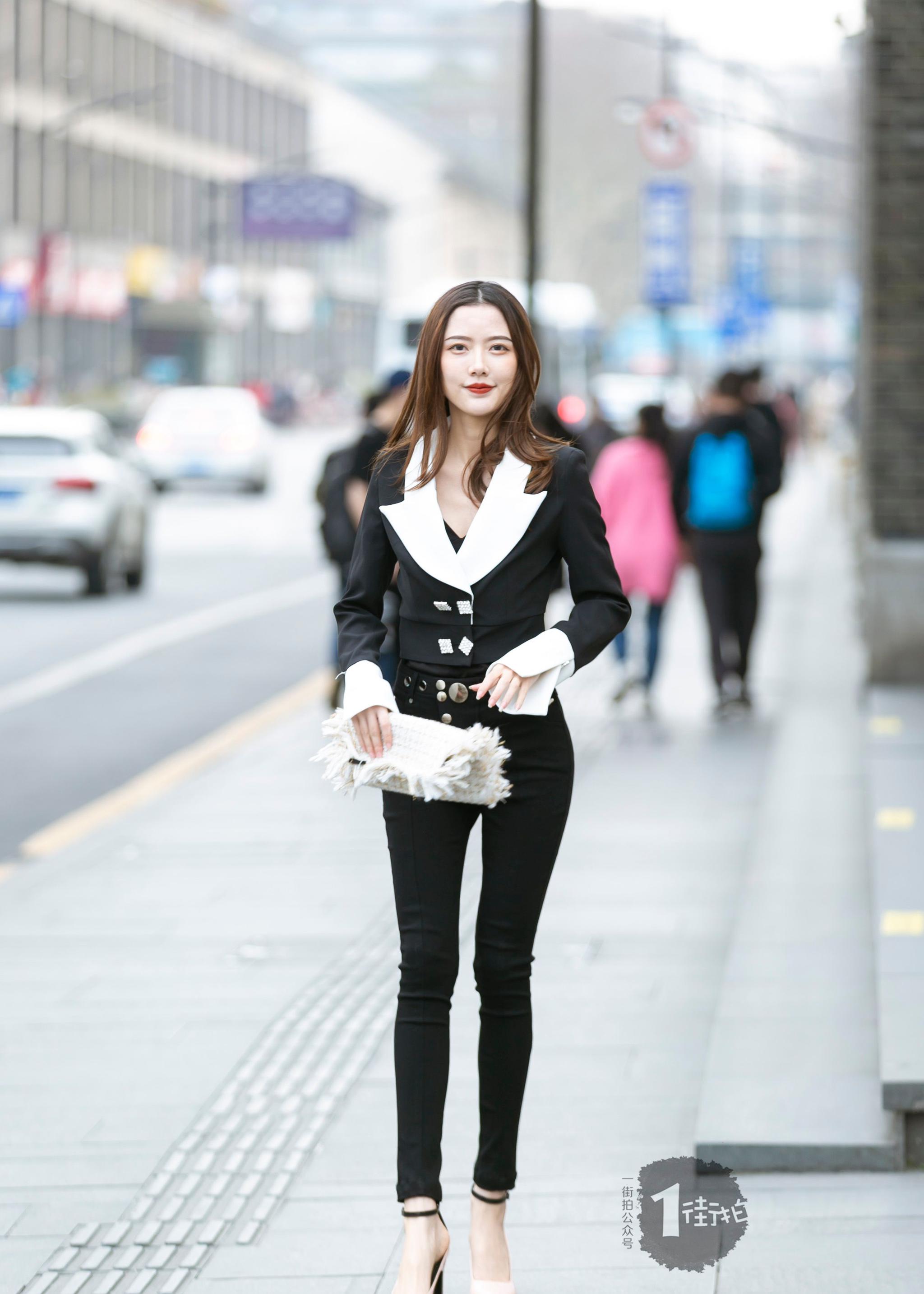 这些脚踩"钢钉鞋"的美女,大长腿惹人注目,羡慕这些好腿!