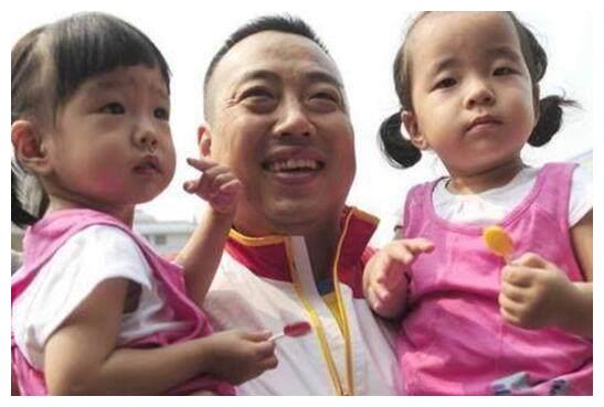 央视著名主持人水均益家里也有一对龙凤胎,看父亲的颜值和口才两个