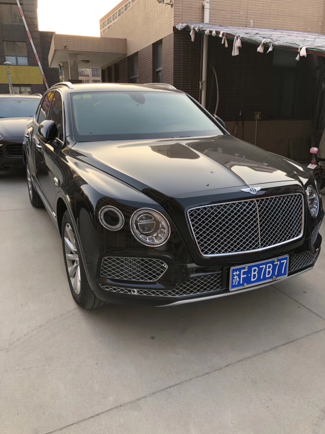 实拍南通新上牌宾利添越车牌777很顺口