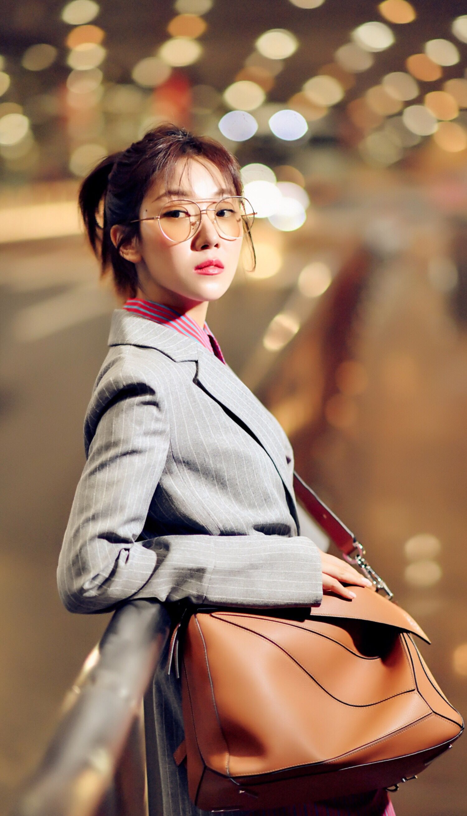 菅纫姿街拍look 身穿玫红色条纹衬衫裙外搭灰色西装 美腿抢镜