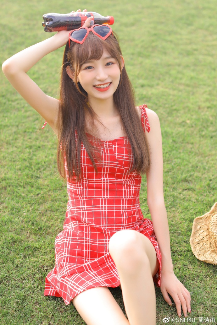 人气偶像团体SNH48周诗雨可爱自拍写真美照欣赏