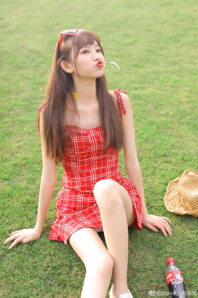 人气偶像团体SNH48周诗雨可爱自拍写真美照欣赏