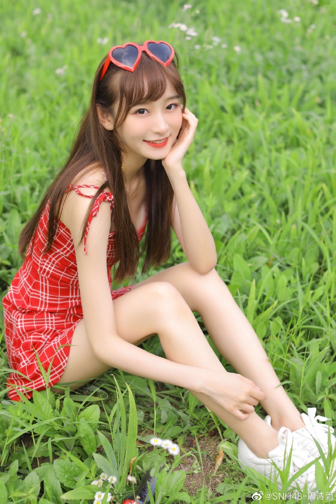 人气偶像团体SNH48周诗雨可爱自拍写真美照欣赏
