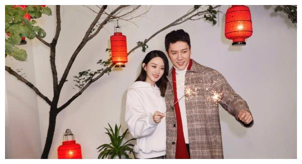 赵丽颖冯绍峰新年合体采访,二人回答默契十足,颖宝对老公动作温